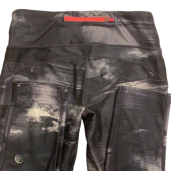 MPG Sculpt Paint Brush Stroke Capri leggings - Picture 4 of 6